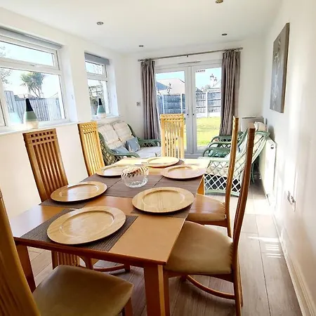 Airport Reach Villa Southend-on-Sea Exterior photo