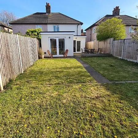 Airport Reach Villa Southend-on-Sea Exterior photo