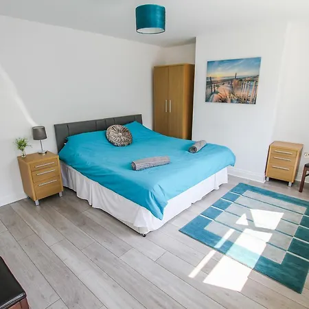 Airport Reach Villa Southend-on-Sea Exterior photo